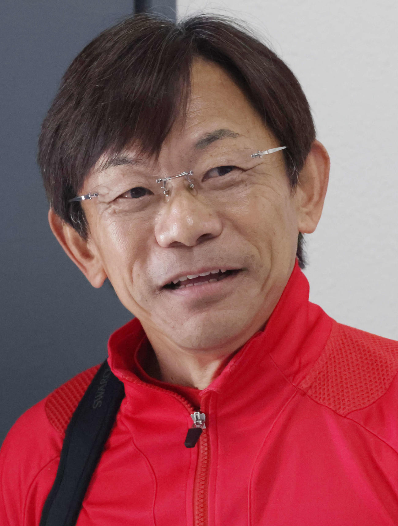アドマイヤベルの追い切りを終えて囲み取材に応じる加藤征師（撮影・丹羽敏通）