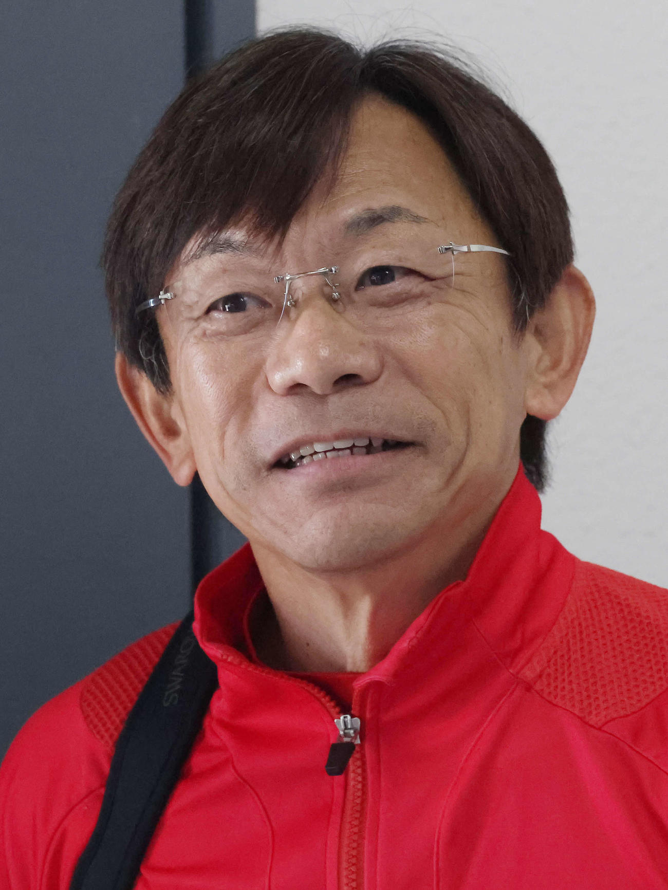 アドマイヤベルの追い切りを終えて囲み取材に応じる加藤征師（撮影・丹羽敏通）