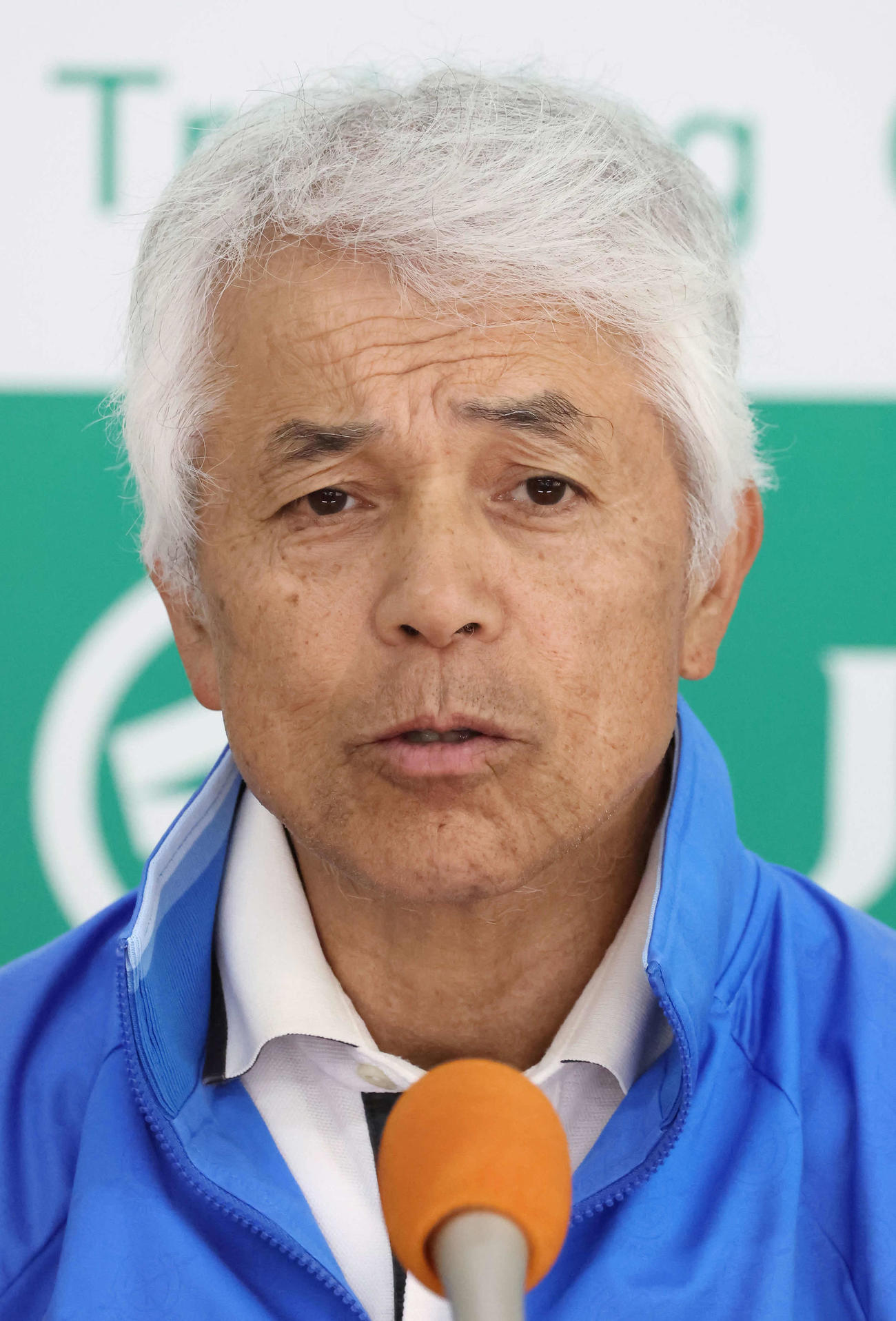 ステレンボッシュの追い切りを終えて記者会見する国枝師（撮影・丹羽敏通）