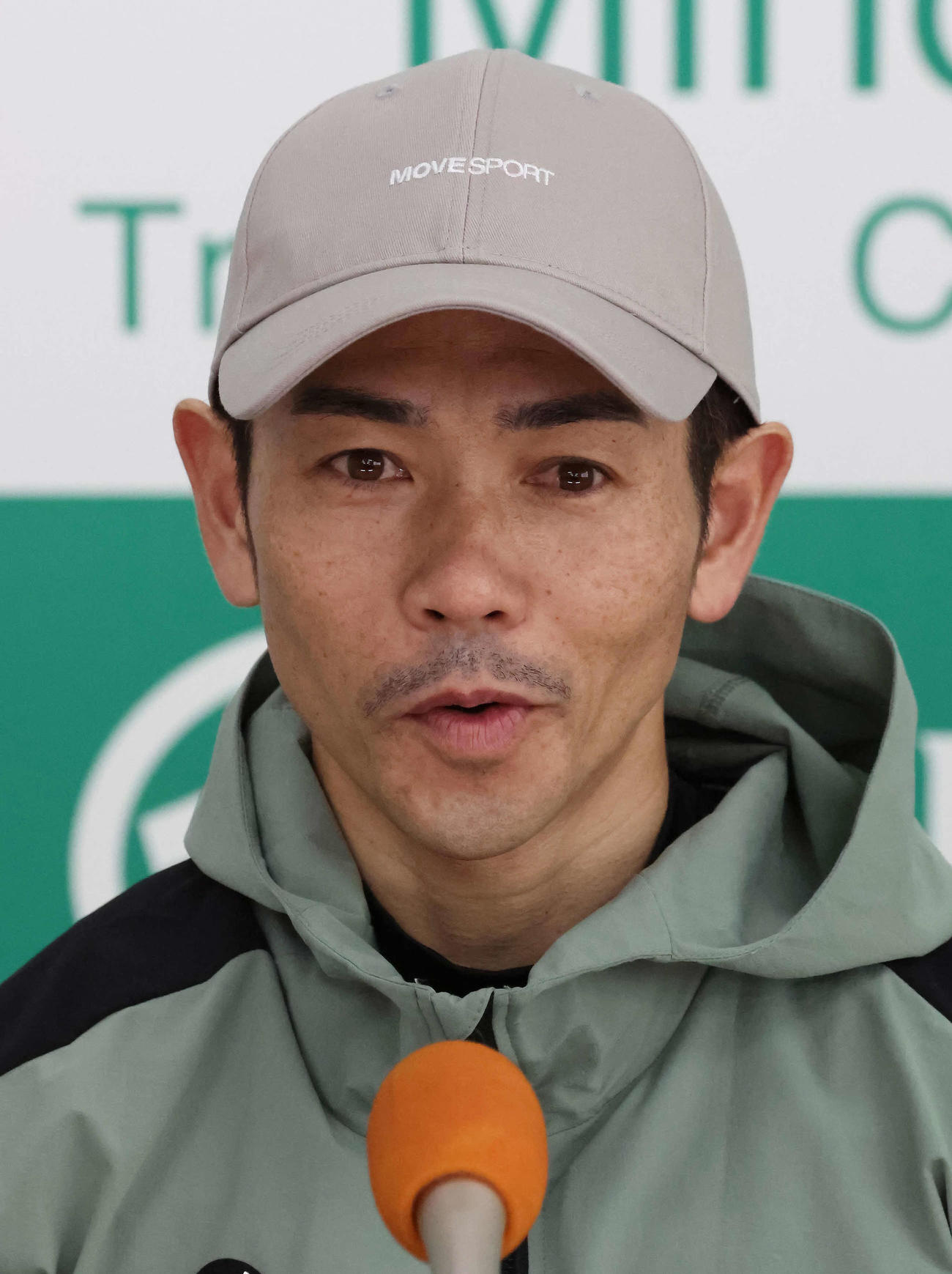 記者会見するステレンボッシュに騎乗する戸崎騎手（撮影・丹羽敏通）