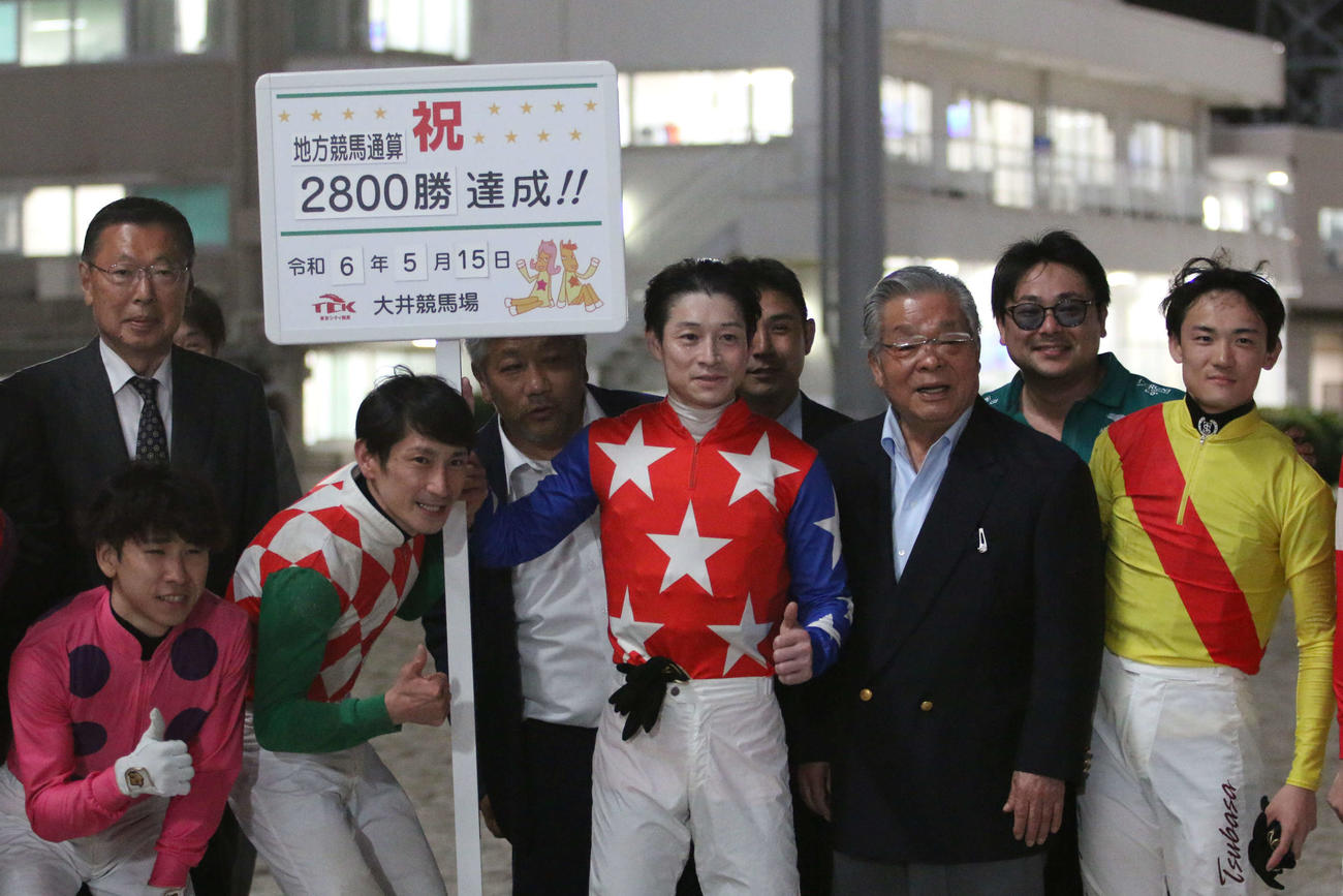 15日の大井10Rで地方競馬通算2800勝を達成した大井の御神本訓史騎手（前列中央）