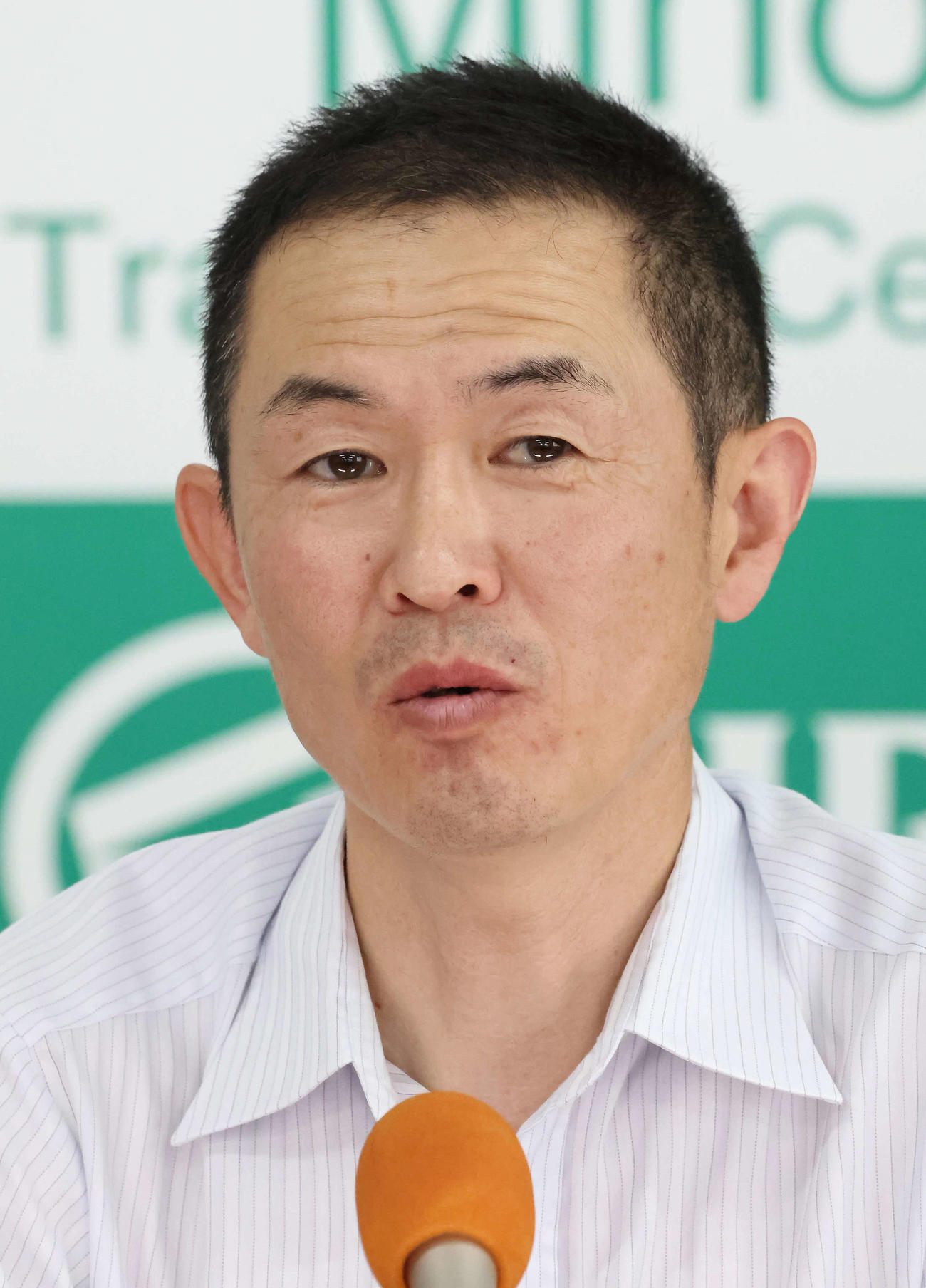 チェルヴィニアの追い切りを終えて記者会見する木村師（撮影・丹羽敏通）