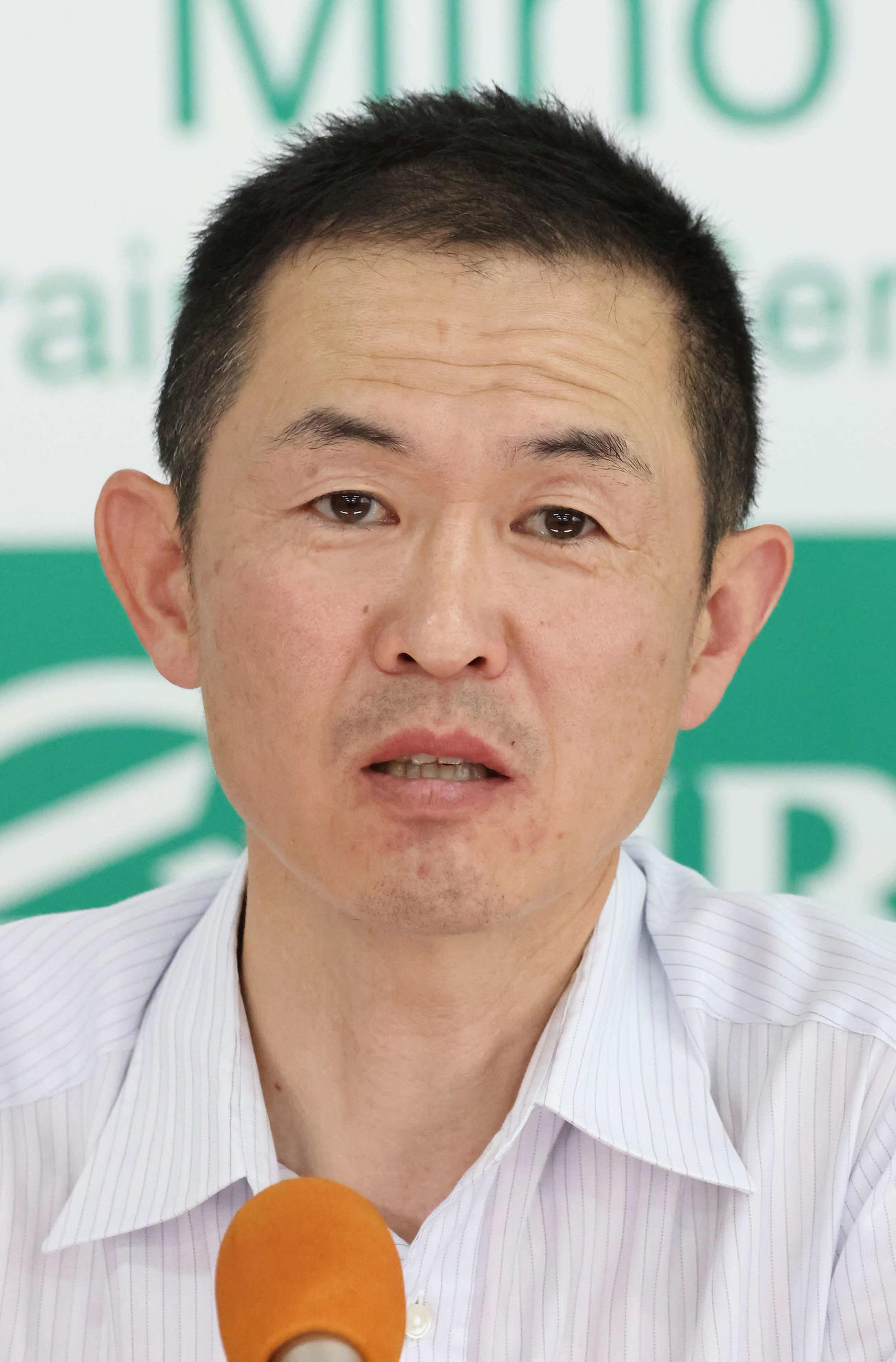 チェルヴィニアの追い切りを終えて記者会見する木村師（撮影・丹羽敏通）