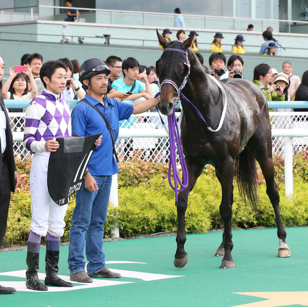 グリーンSに勝利し、記念写真に納まるプランスペスカと武豊騎手（2015年6月27日撮影）