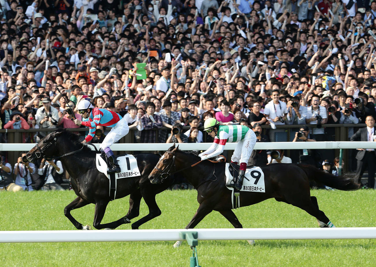 ダービーをキズナで制した武豊騎手（左）。右は2着エピファネイアの福永騎手（2013年5月26日撮影）