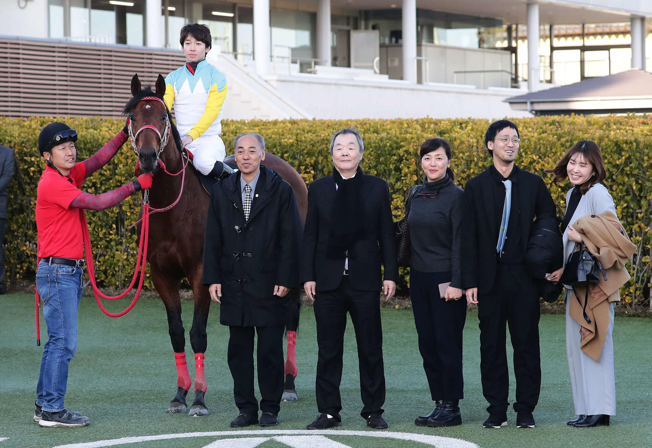 ジャニュアリーSを制したヨシオの口取りをする松山騎手と関係者（2020年1月19日撮影）