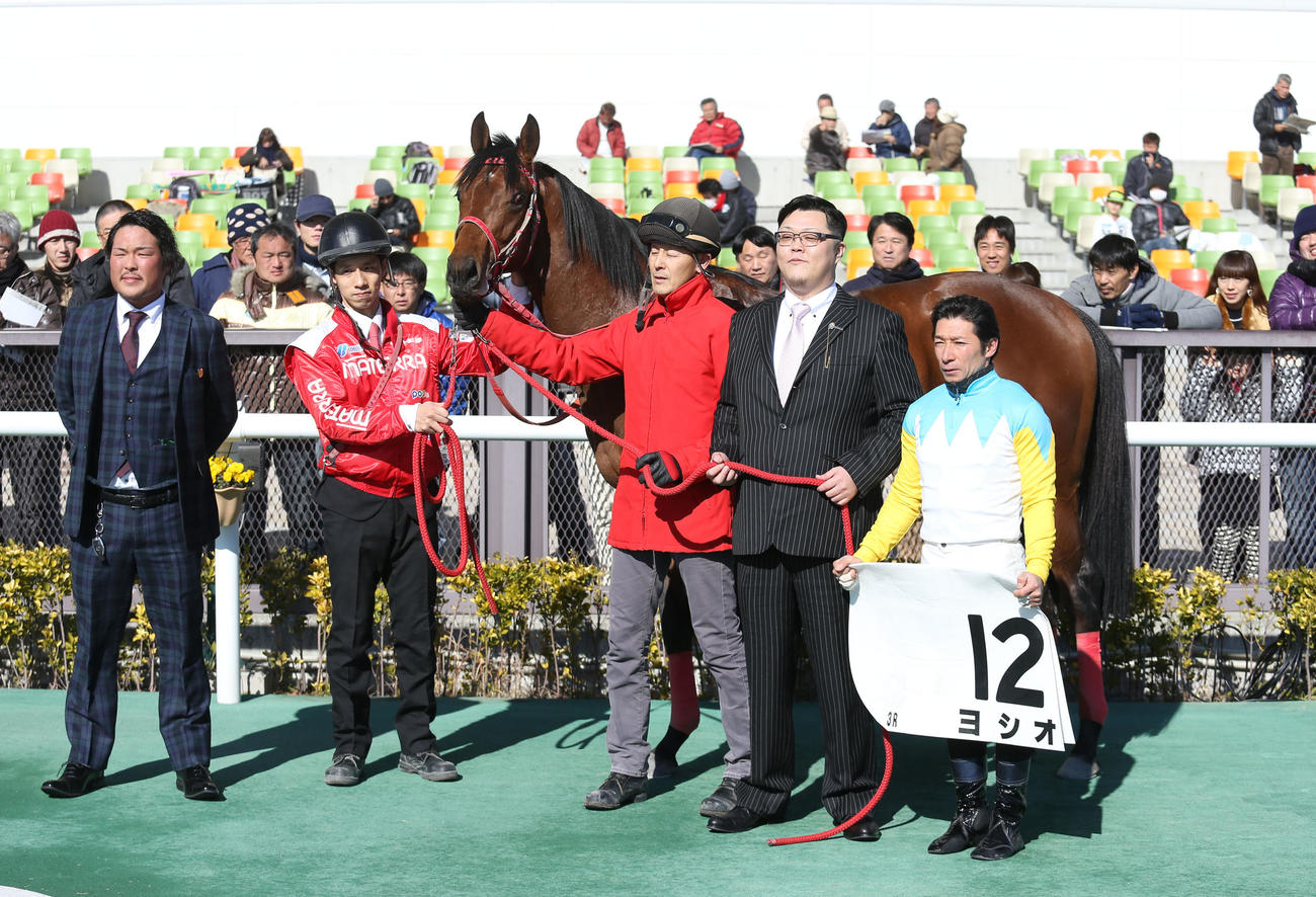3歳未勝利を制し、口取りするヨシオと内田博幸騎手（2016年1月24日撮影）