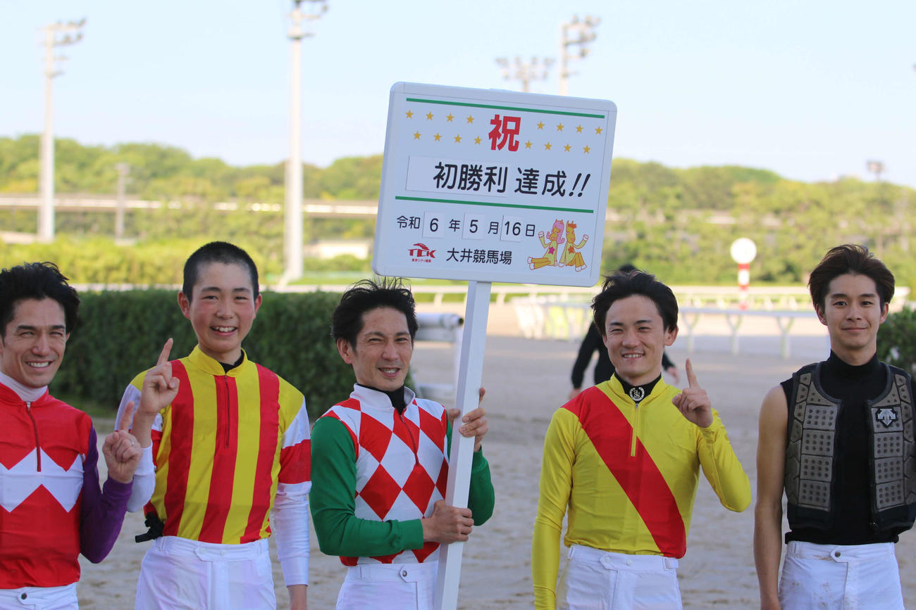 大井5Rをカナアミデスマッチで制し、初勝利を挙げた大井の高橋優騎手（左から2人目）