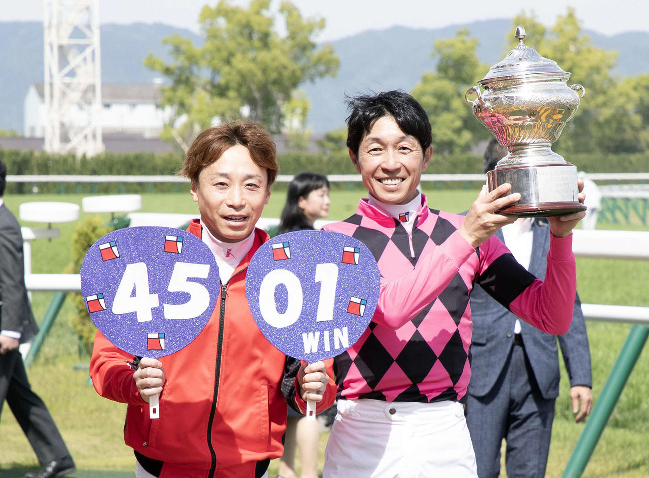 メルボルンTでJRA通算4501勝を達成した武豊騎手（右）を祝福する池添騎手（撮影・白石智彦）