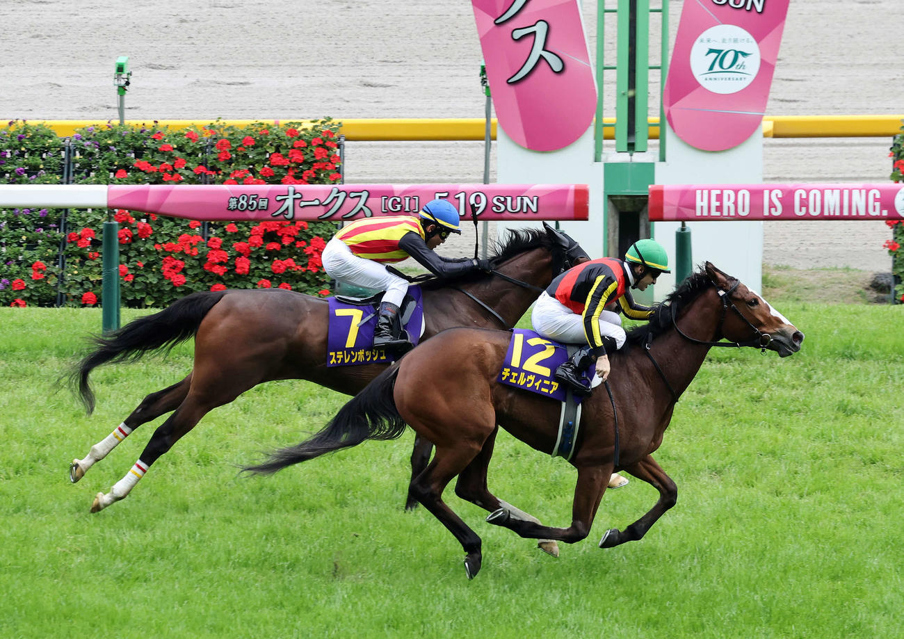 オークスを制したチェルヴィニア（手前）とルメール騎手（撮影・鈴木正人）