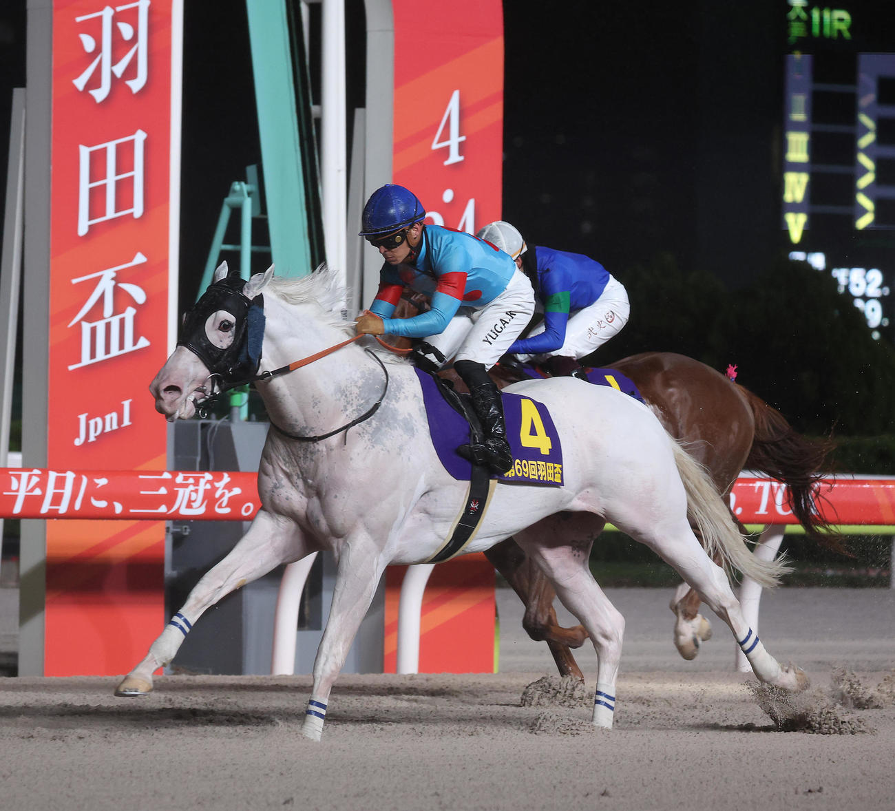 第69回羽田盃を制したアマンテビアンコと川田騎手。右はアンモシエラと横山騎手（撮影・中島郁夫）