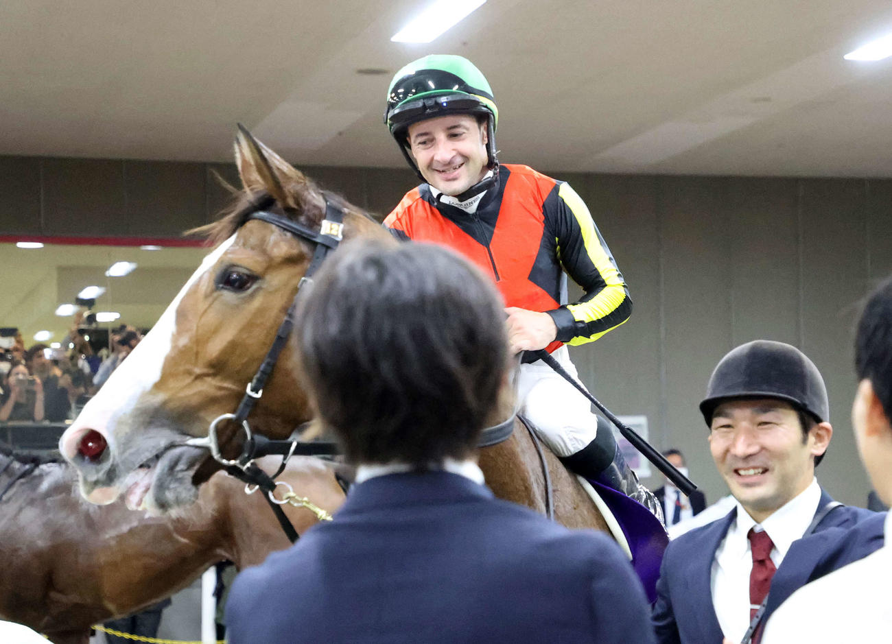 オークスを制したチェルヴィニアと笑顔を見せるルメール騎手（撮影・鈴木正人）