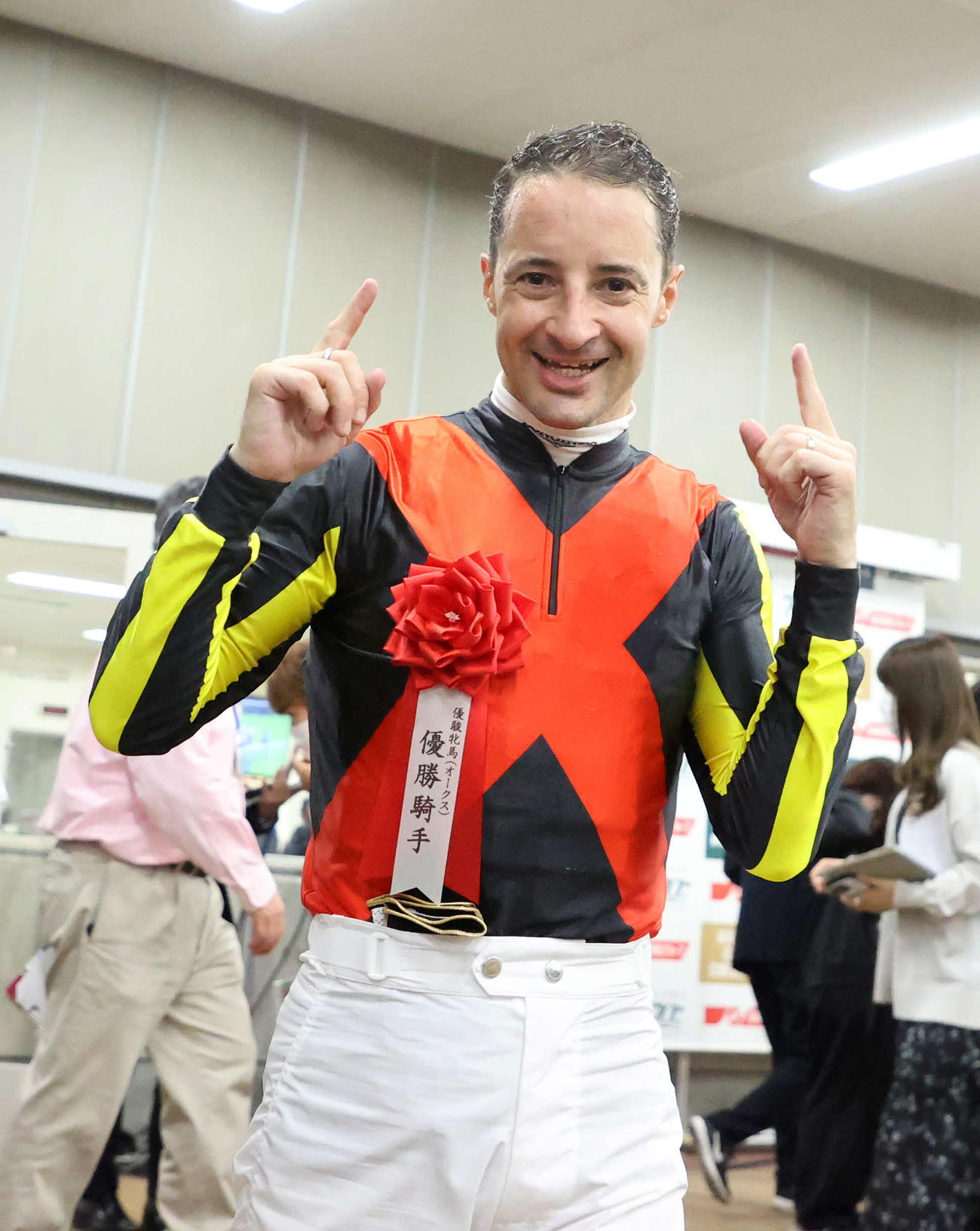 オークスを制しポーズを決めるルメール騎手（撮影・鈴木正人）