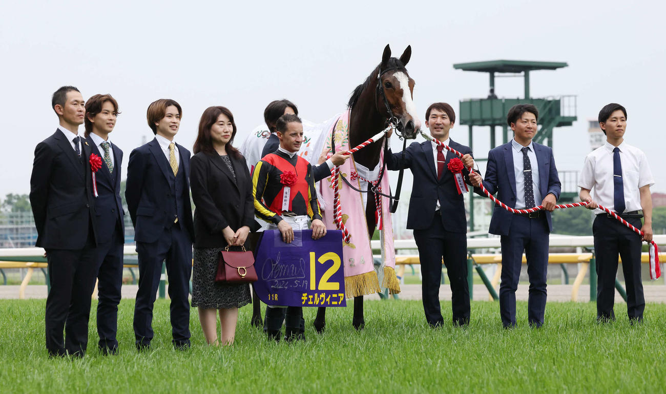 オークスを制したチェルヴィニアの口取りをする木村師（左端）とルメール騎手（撮影・丹羽敏通）