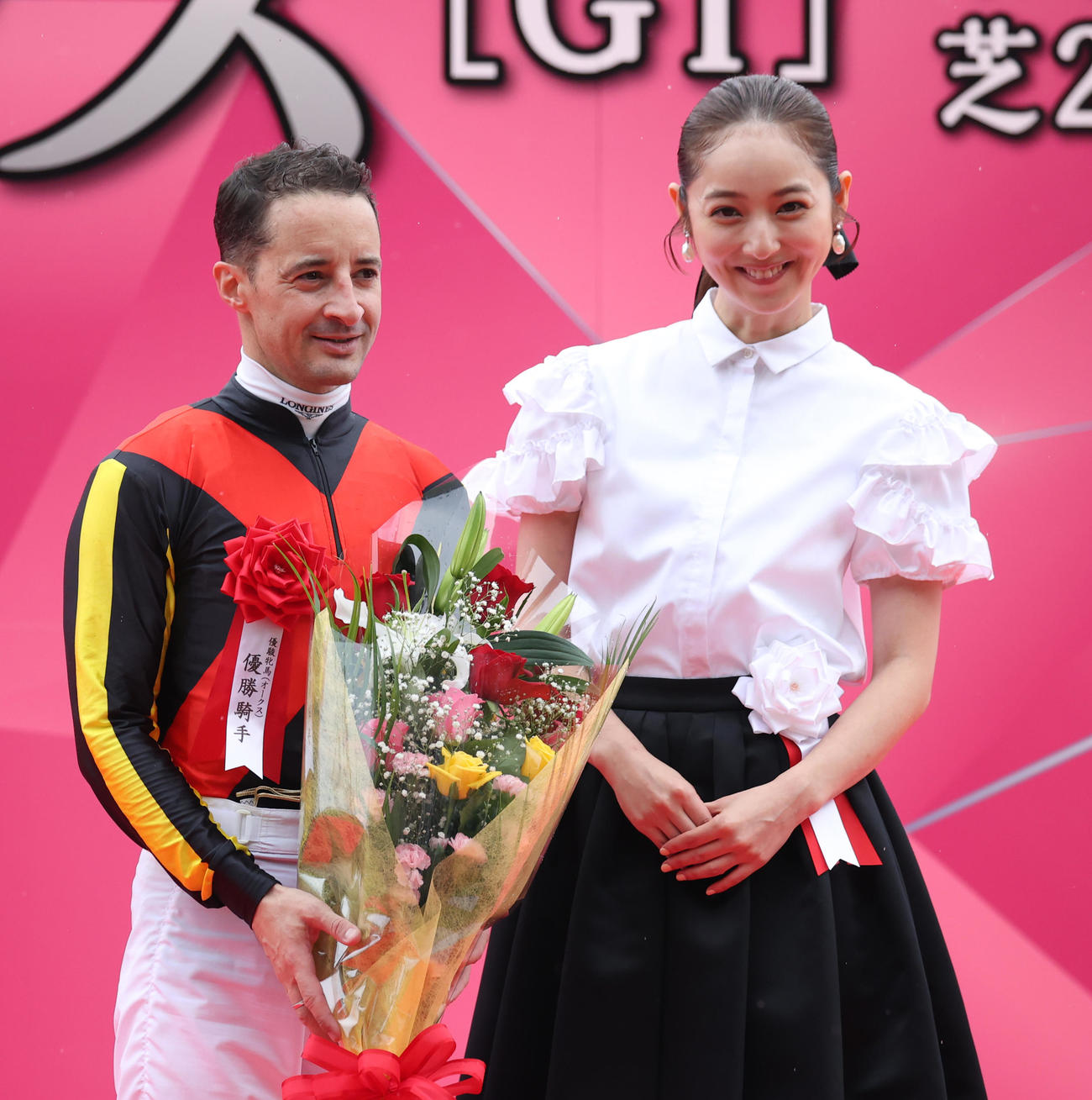 オークスを制したチェルヴィニアのルメール騎手とプレゼンターの佐々木希（撮影・柴田隆二）