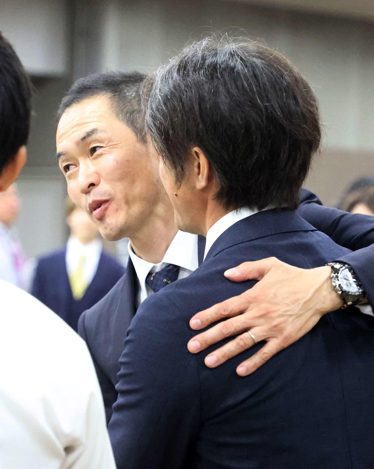 オークスを制し関係者と抱き合い喜ぶ木村調教師（撮影・鈴木正人）