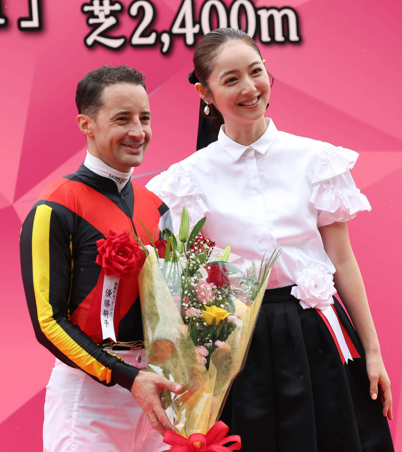 プレゼンターの佐々木希と写真に納まるルメール騎手（撮影・丹羽敏通）