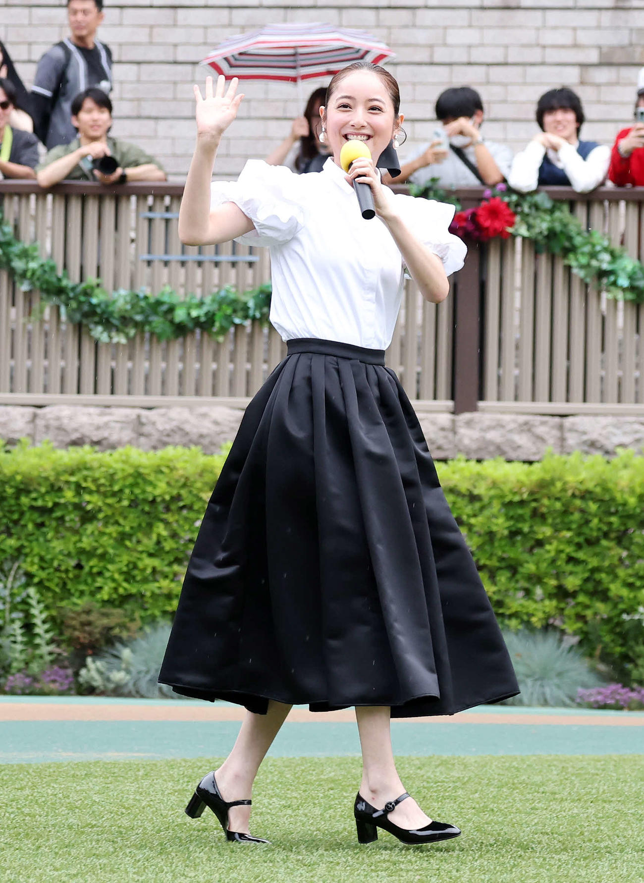 東京競馬場のパッドックでトークショーに臨む佐々木希（撮影・鈴木正人）