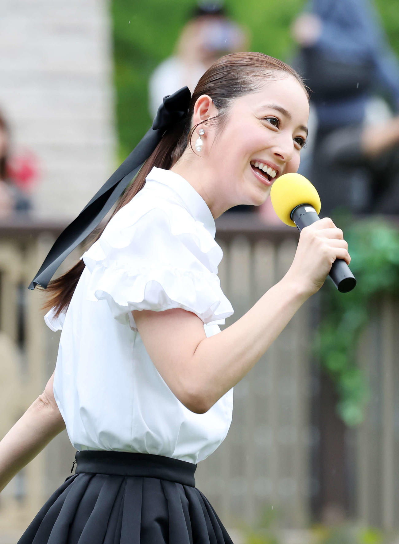 東京競馬場のパッドックでトークショーに臨む佐々木希（撮影・鈴木正人）