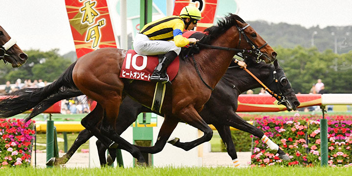 目黒記念を制したヒートオンビート（手前）、2着ディアスティマ（撮影・柴田隆二）＝2023年5月28日、東京競馬場