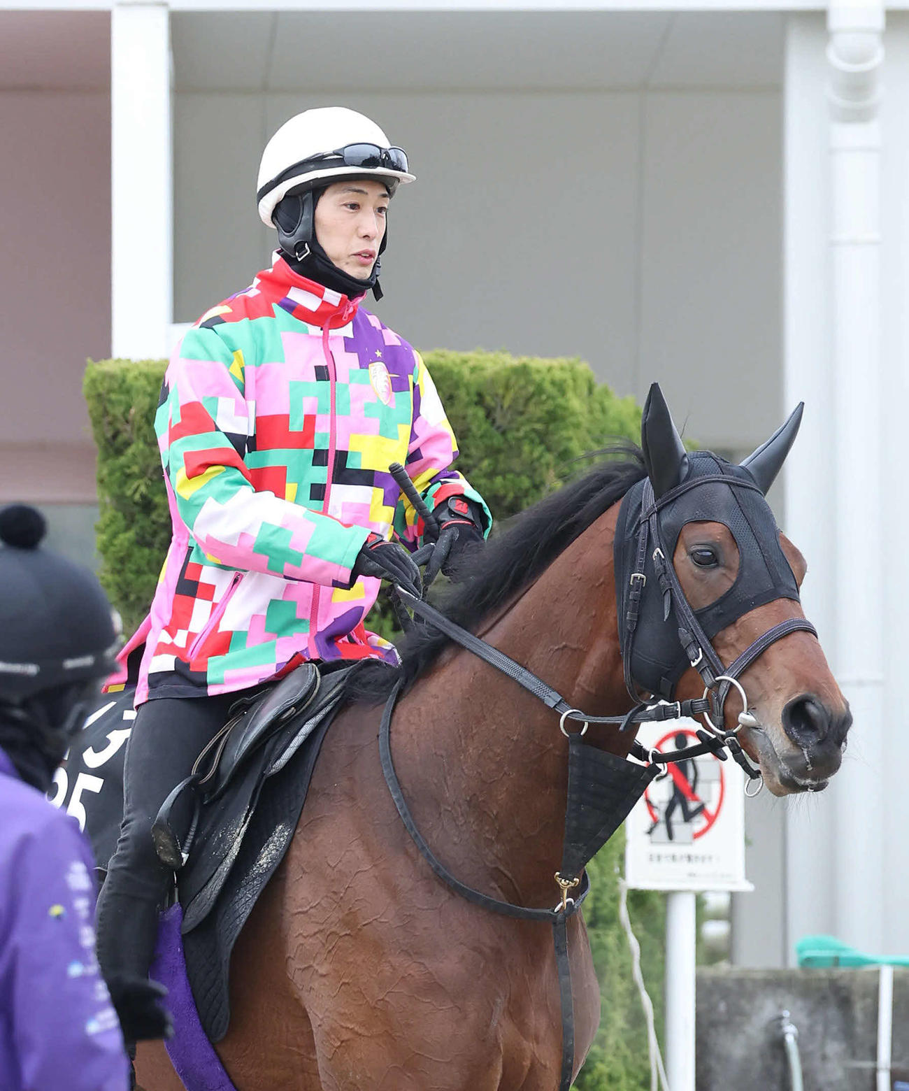 3月28日、ジャスティンミラノの調教に向かう藤岡康太さん