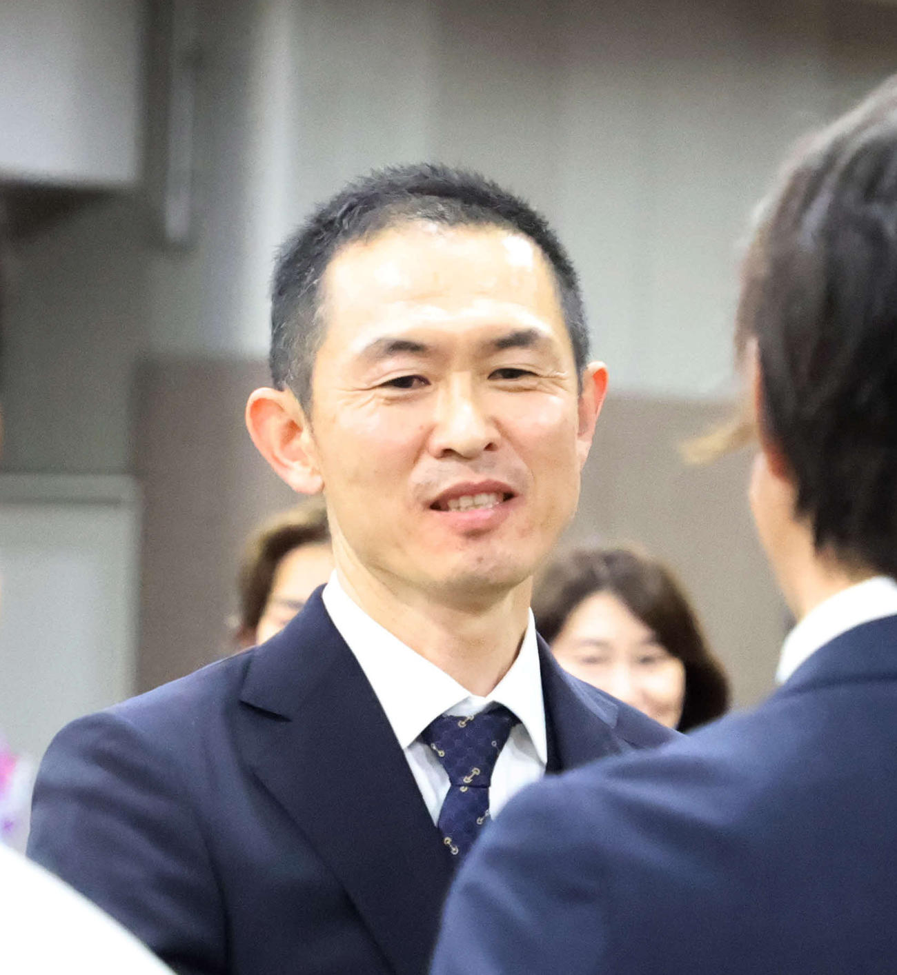オークスを制し笑顔を見せる木村調教師（撮影・鈴木正人）