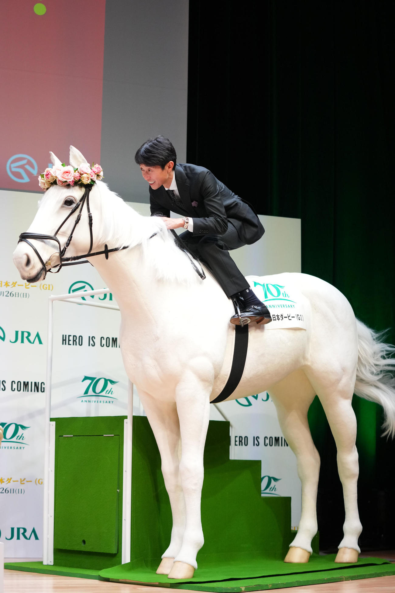 第91回日本ダービーPR発表会で馬ロボに騎乗する武豊（撮影・横山健太）