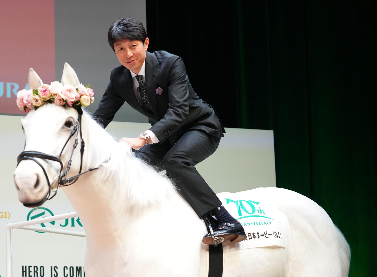 第91回日本ダービーPR発表会で馬ロボに騎乗する武豊（撮影・横山健太）