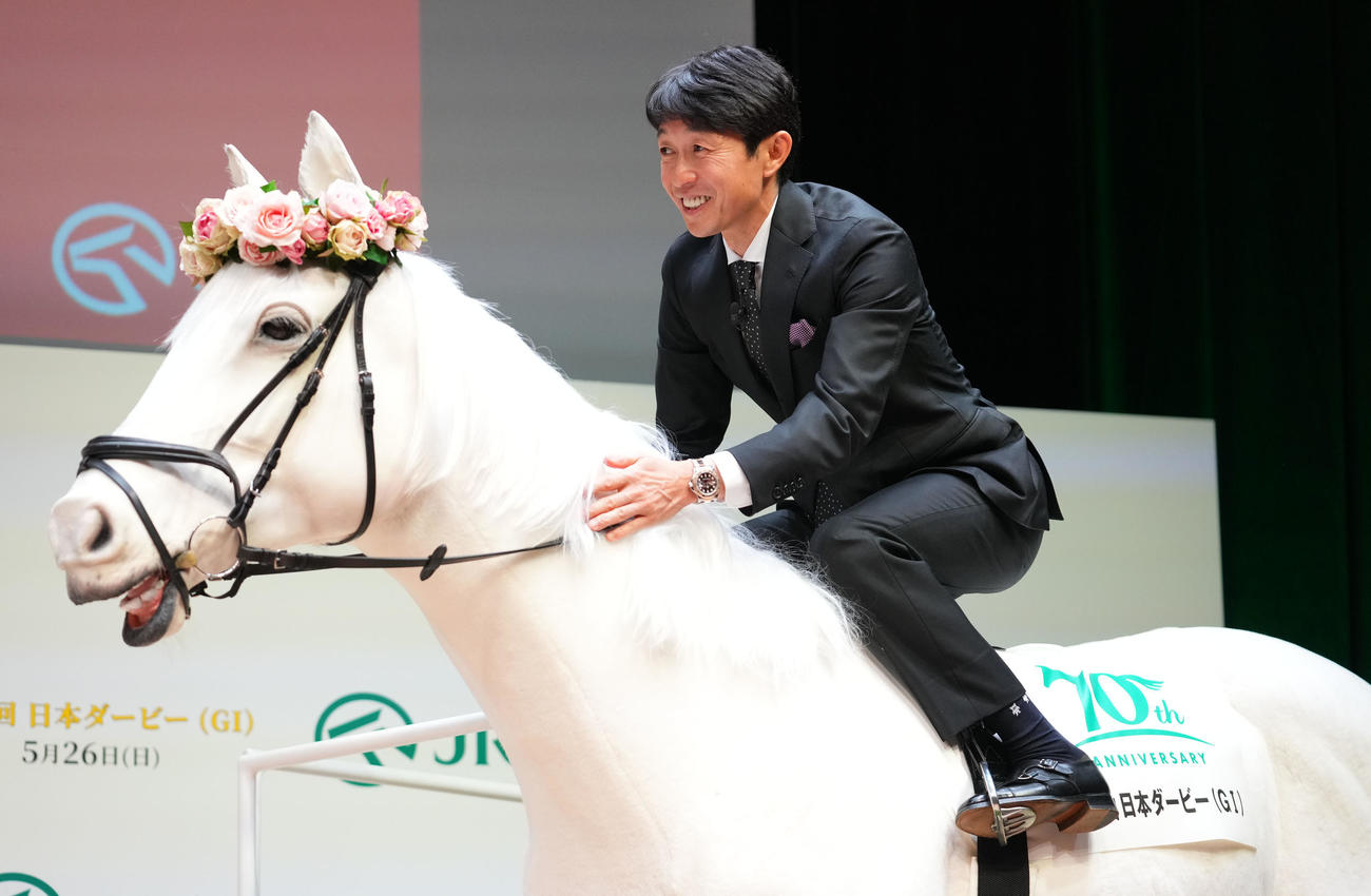 第91回日本ダービーPR発表会で馬ロボに騎乗する武豊（撮影・横山健太）