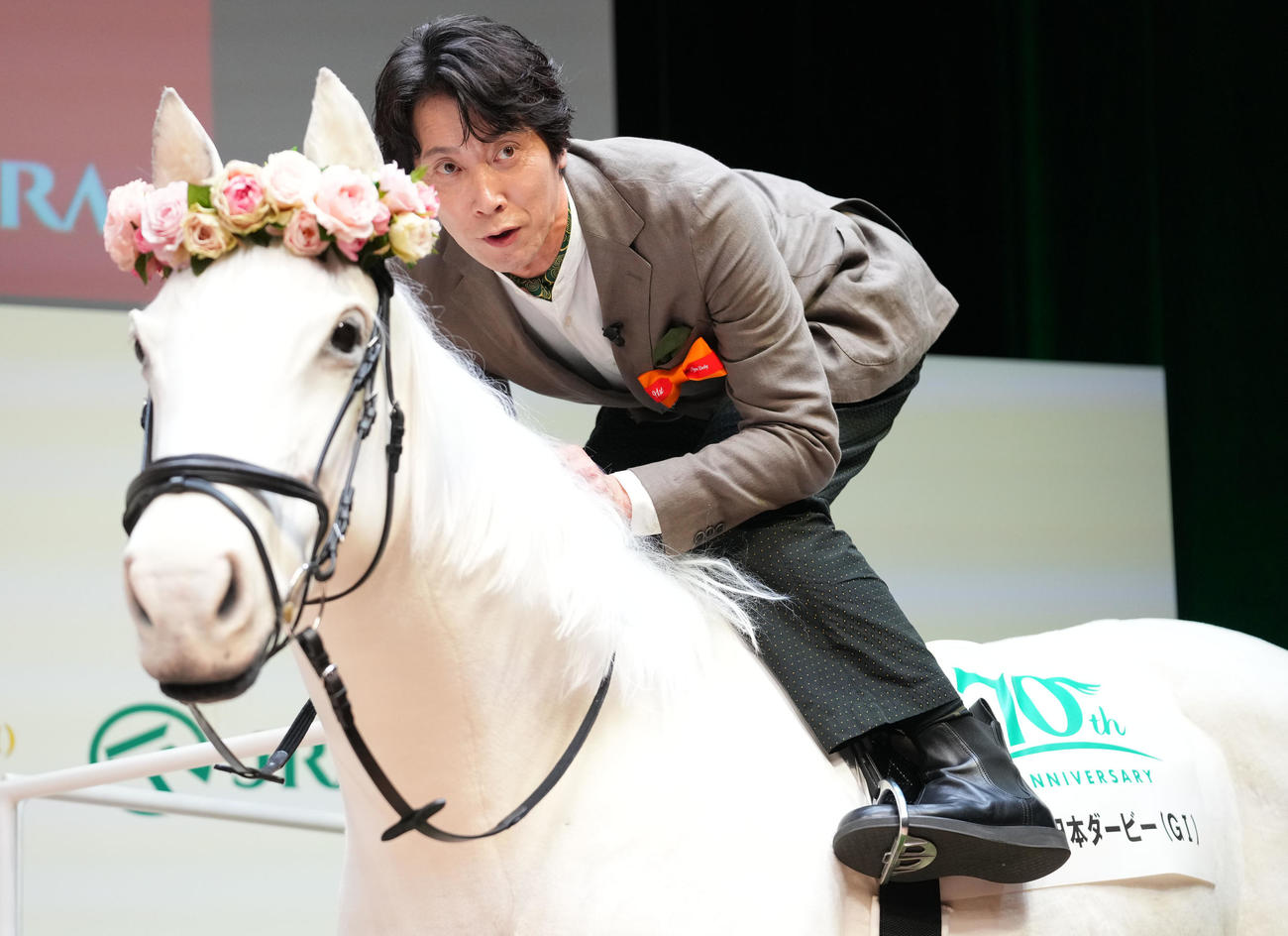 第91回日本ダービーPR発表会で馬ロボに騎乗する佐々木蔵之介（撮影・横山健太）