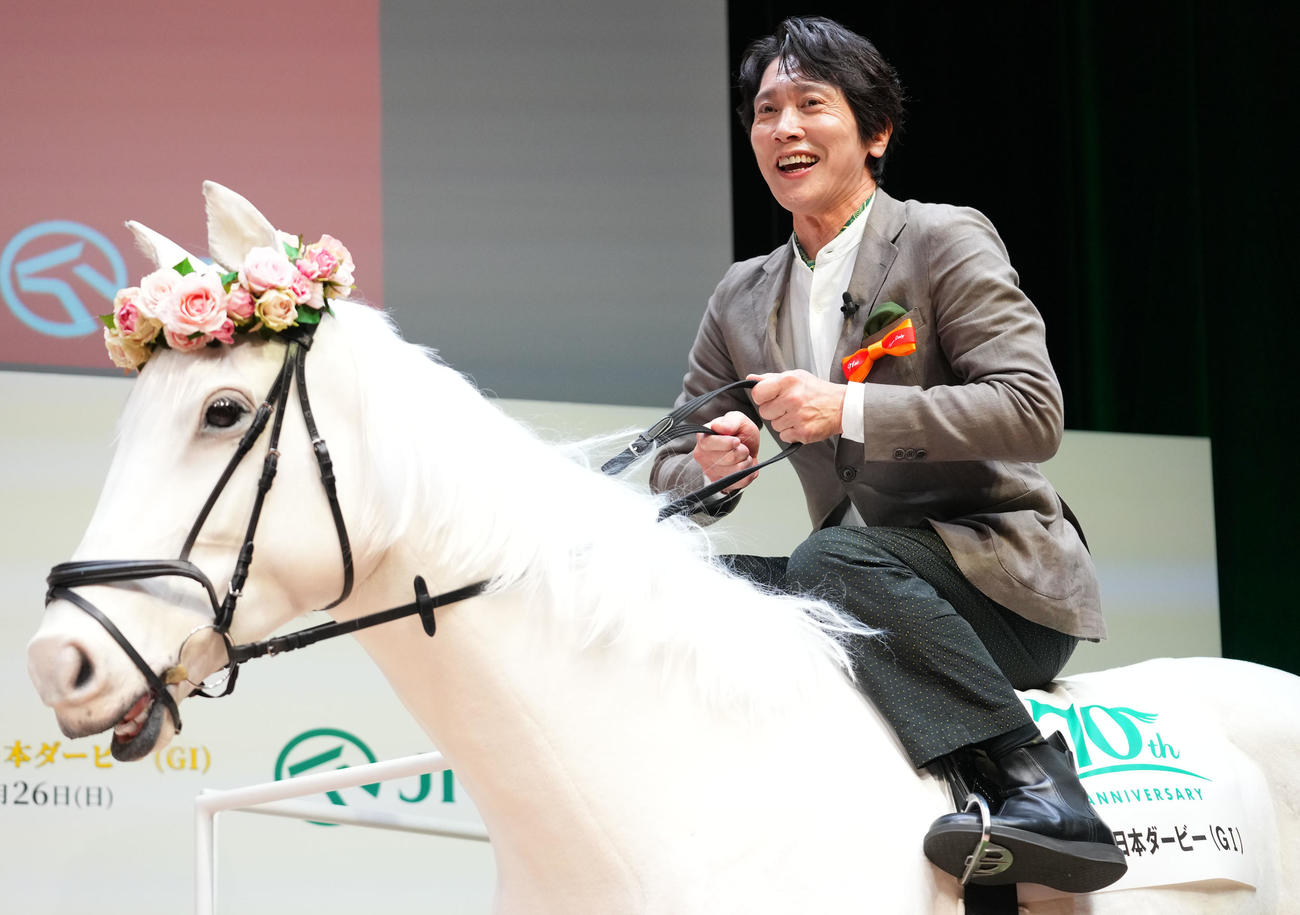 第91回日本ダービーPR発表会で馬ロボに騎乗する佐々木蔵之介（撮影・横山健太）
