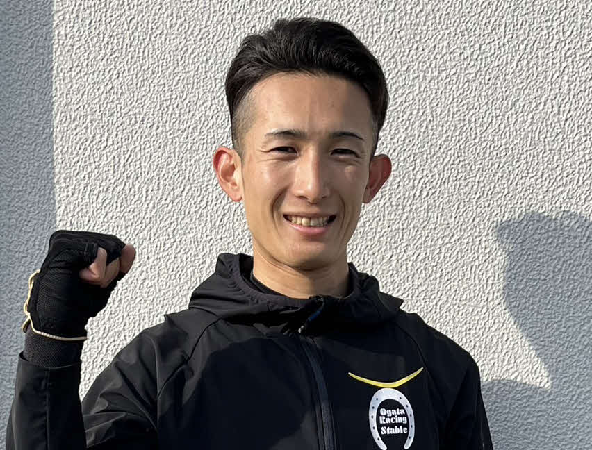 ガッツポーズを取る坂口智康騎手（撮影・舟元祐二）