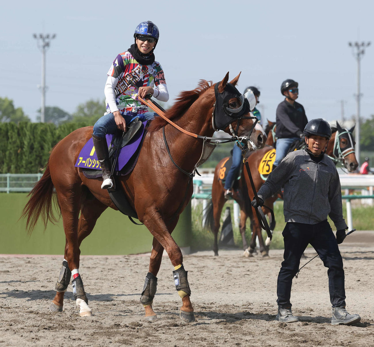 最終追い切りを終えたアーバンシックと横山武騎手（撮影・丹羽敏通）