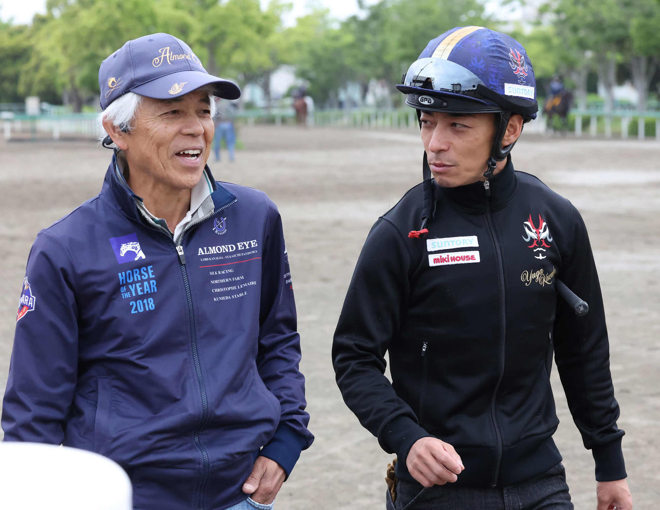 シックスペンスの最終追い切りを終えて話す国枝師（左）と川田騎手（撮影・丹羽敏通）