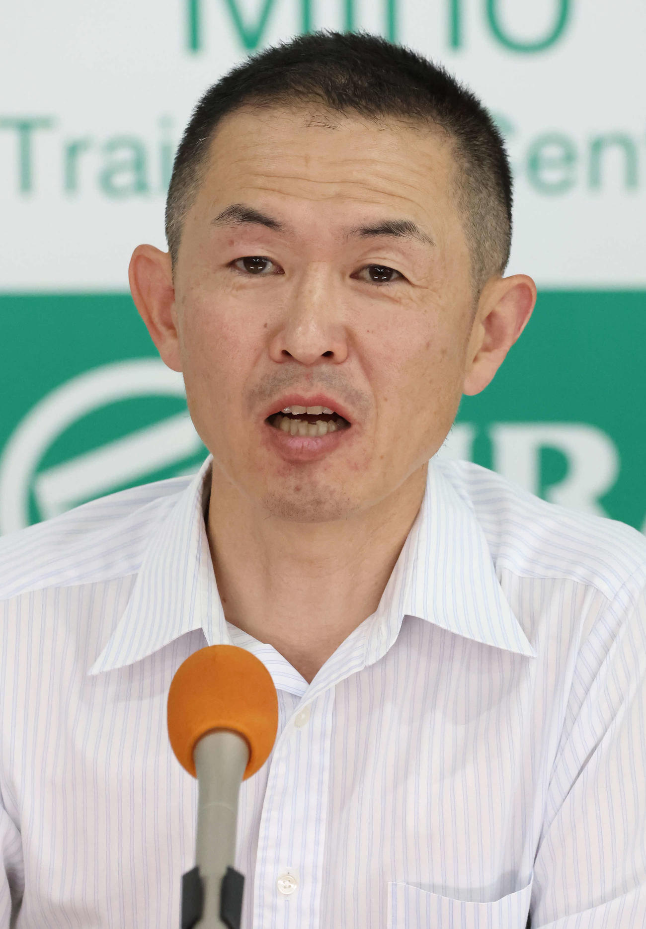 レガレイラの最終追い切りを終えて記者会見する木村師（撮影・丹羽敏通）