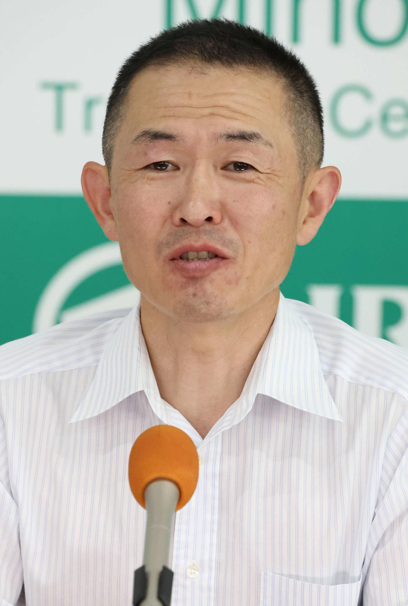レガレイラの最終追い切りを終えて記者会見する木村師（撮影・丹羽敏通）