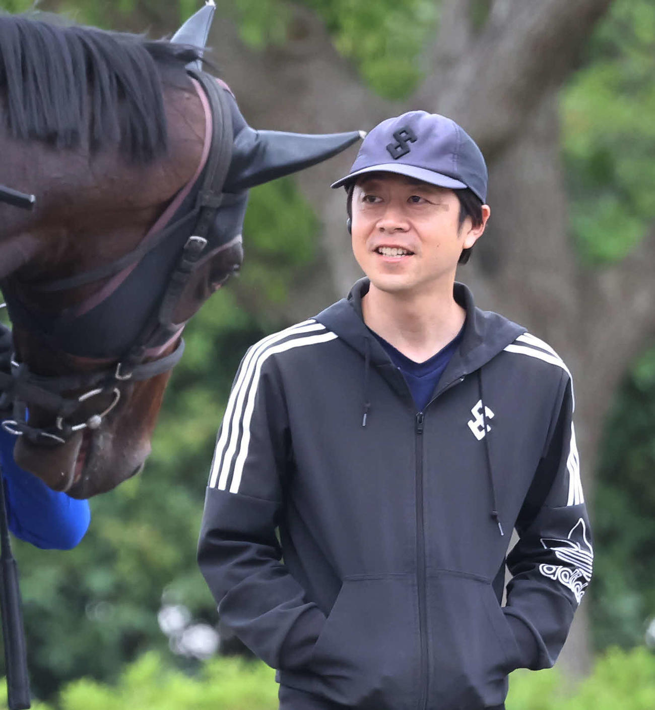 コスモキュランダの最終追い切りを終えた加藤士師（撮影・丹羽敏通）