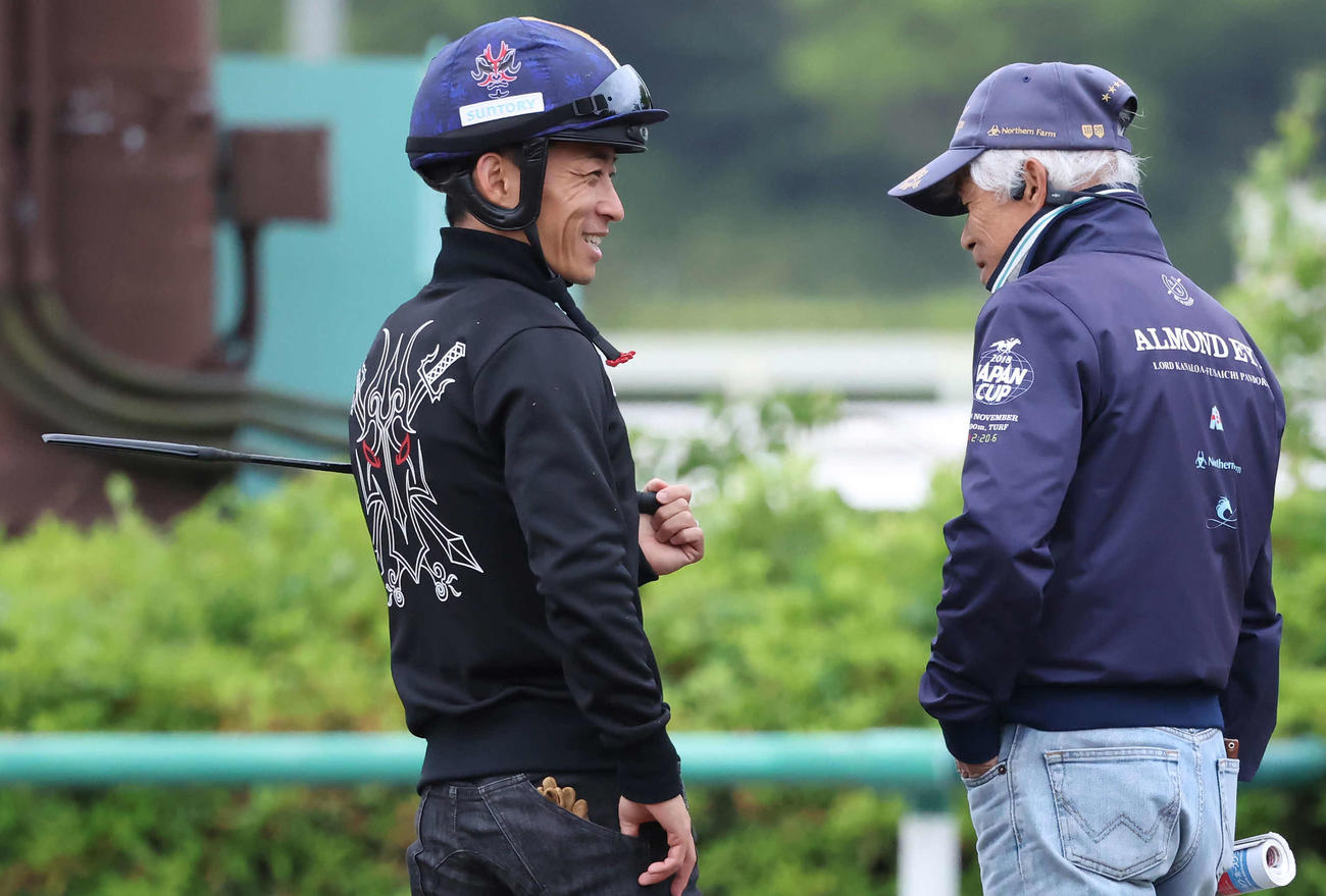 22日、シックスペンスの最終追い切りを終え笑顔で話す川田騎手（左）と国枝師