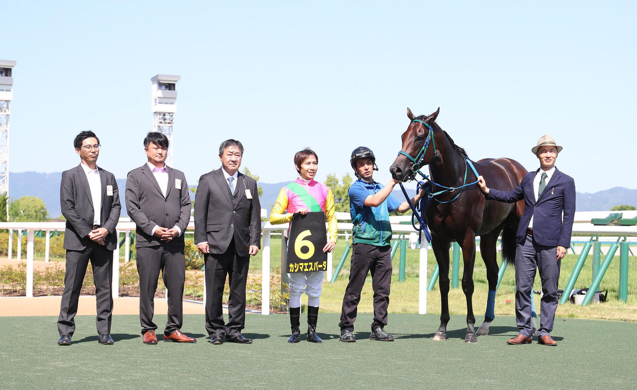 京都9R鳳雛Sを制したカシマエスパーダと口取りに並ぶ田辺騎手（右から3人目）（撮影・白石智彦）