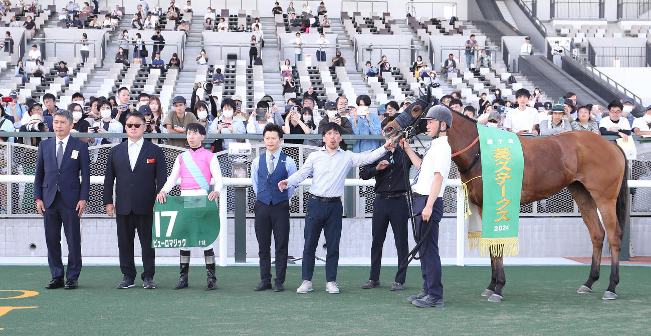葵Sを制したピューロマジックと口取りに並ぶ横山和騎手（左から3人目）（撮影・白石智彦）