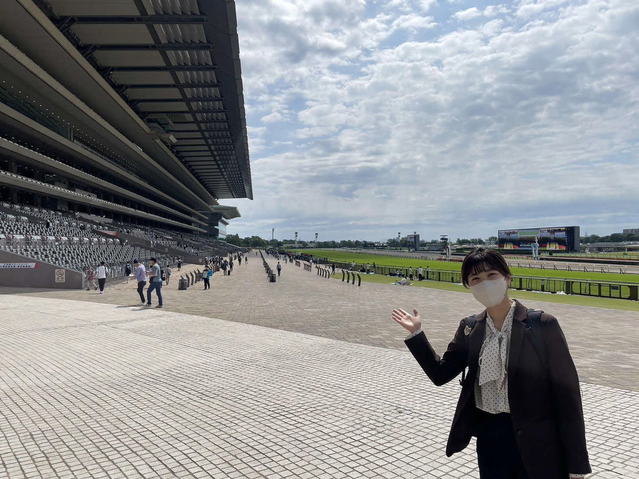 東京競馬場に到着した、ことは記者