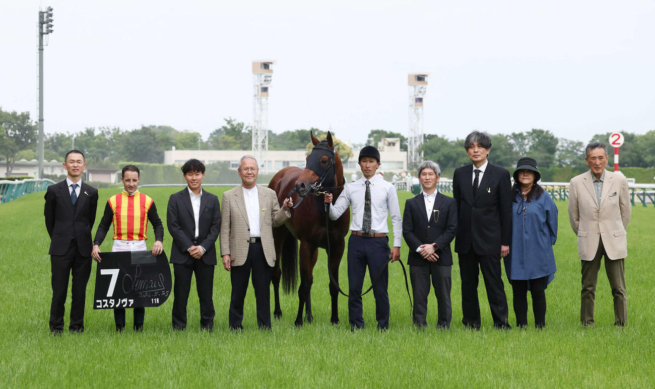 東京11R、欅Sに勝利したコスタノヴァの口取りをする木村師とルメール騎手（撮影・丹羽敏通）