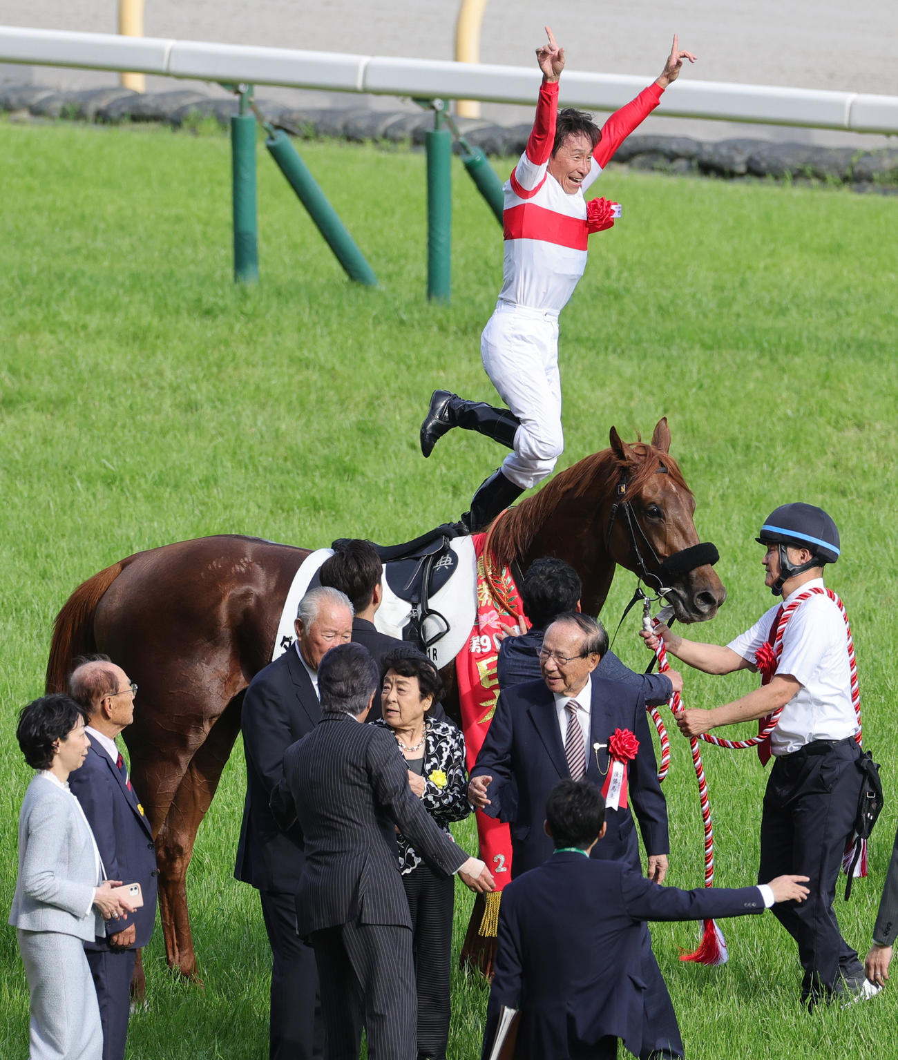 ダノンデサイルで日本ダービーを制した横山典弘騎手は大喜び（撮影・野上伸悟）