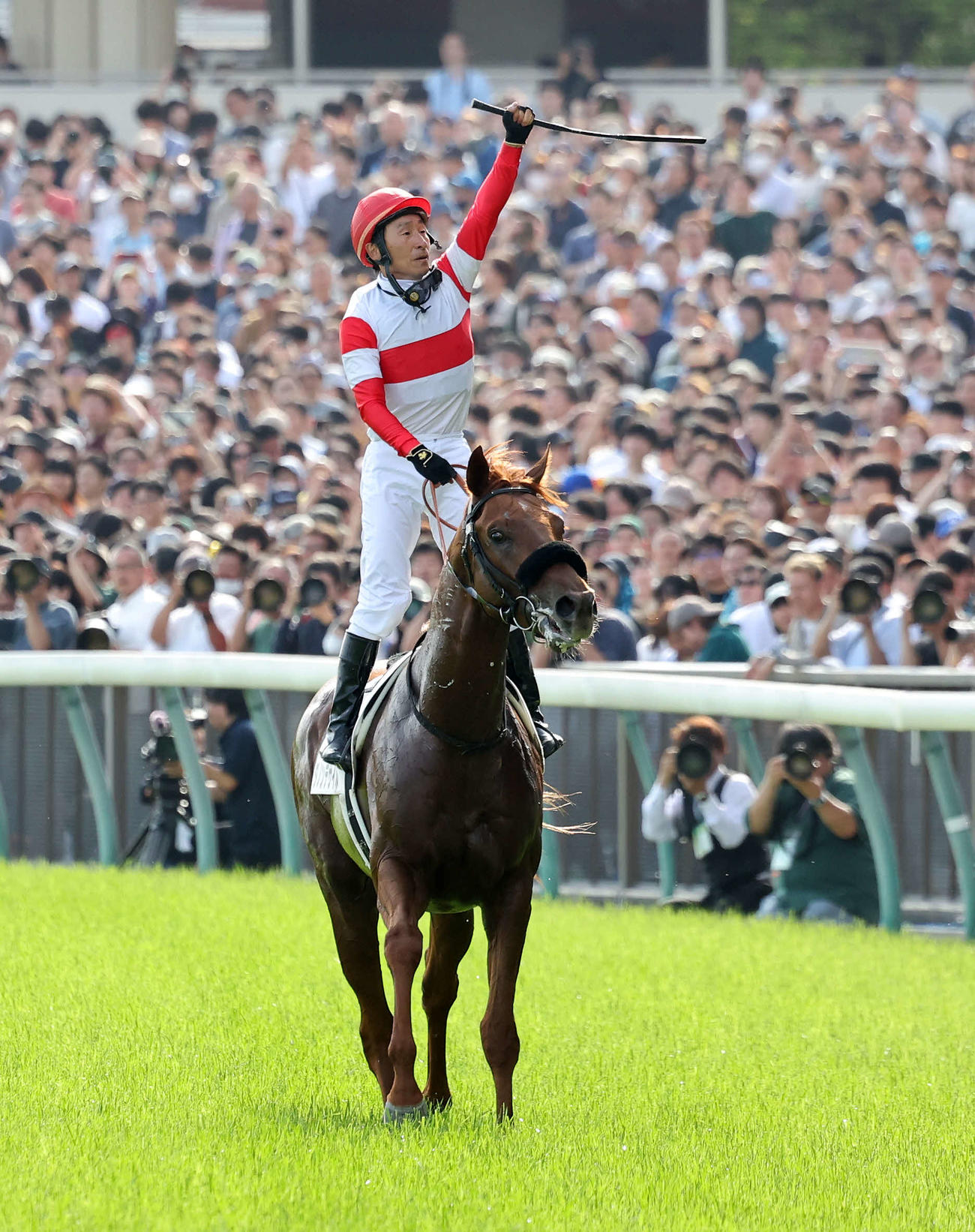 日本ダービーを制したダノンデサイルとガッツポーズする横山典弘騎手（撮影・鈴木正人）