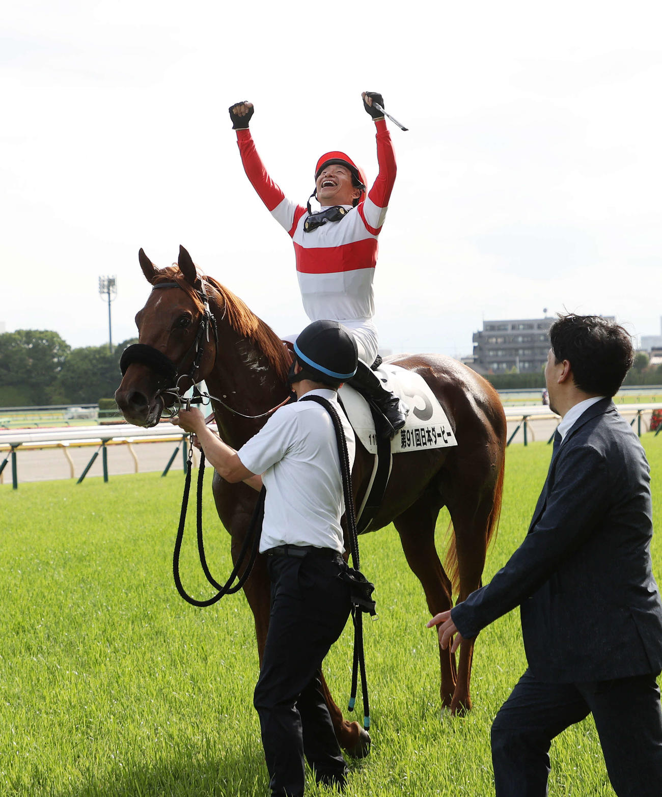 日本ダービーを制したダノンデサイルとガッツポーズする横山典弘騎手（撮影・鈴木正人）