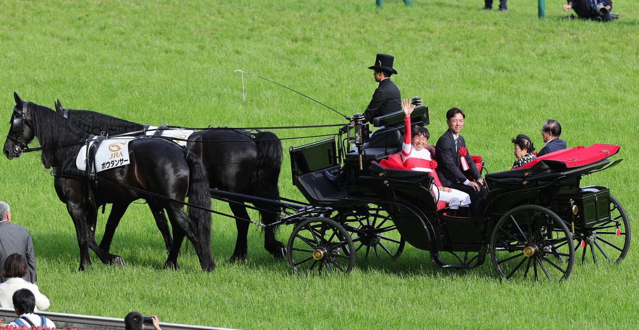 ダノンデサイルで日本ダービーを制し、馬車パレードで手を振る横山典弘騎手（撮影・野上伸悟）