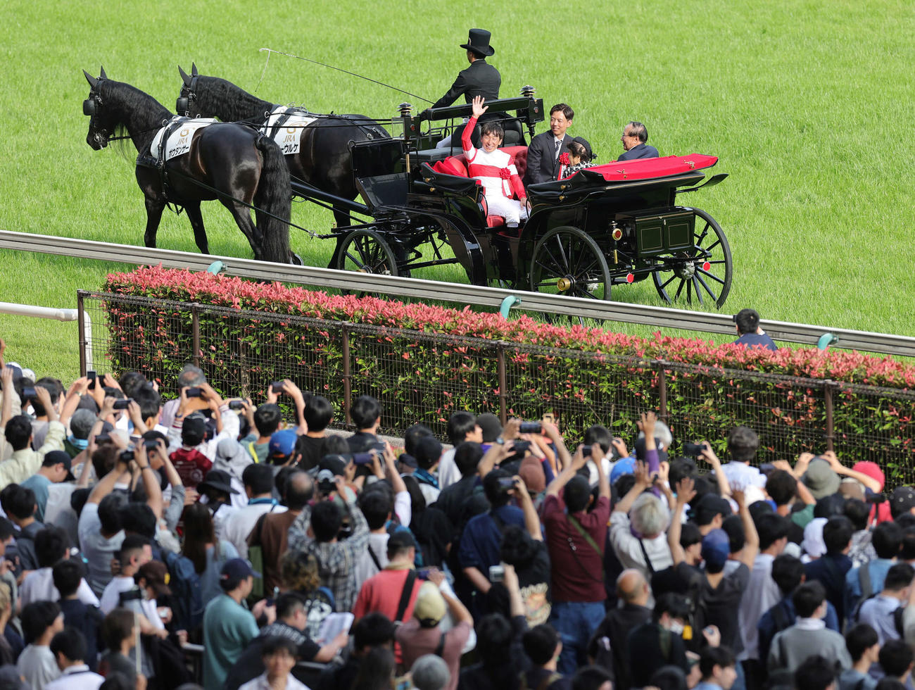 ダノンデサイルで日本ダービーを制し、馬車パレードで手を振る横山典弘騎手（撮影・野上伸悟）