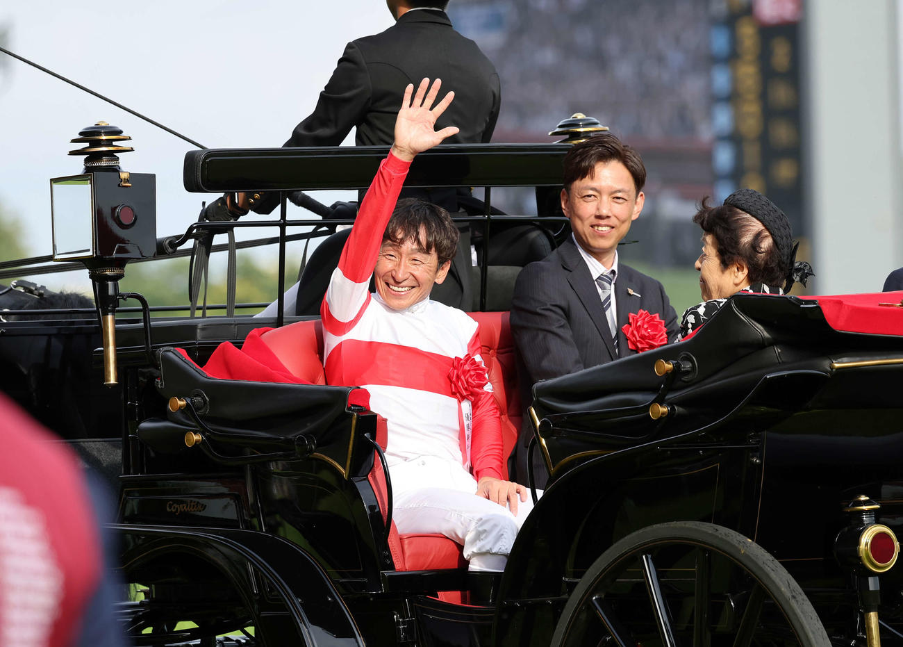 日本ダービーを制し馬車に乗りファンに手を振る横山典弘騎手（撮影・鈴木正人）