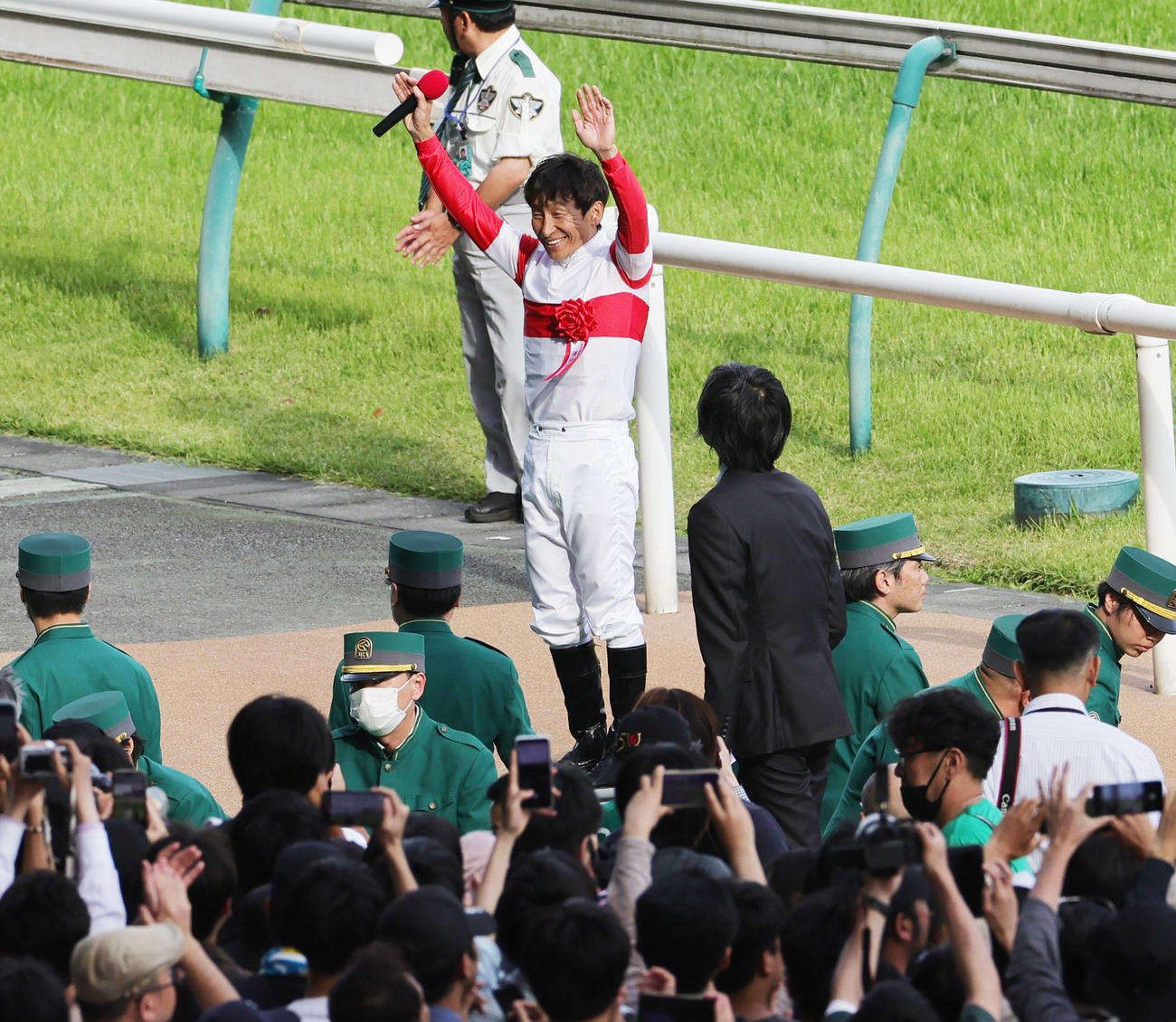 ダノンデサイルで日本ダービーを制した横山典弘騎手は観客の祝福に応える（撮影・野上伸悟）