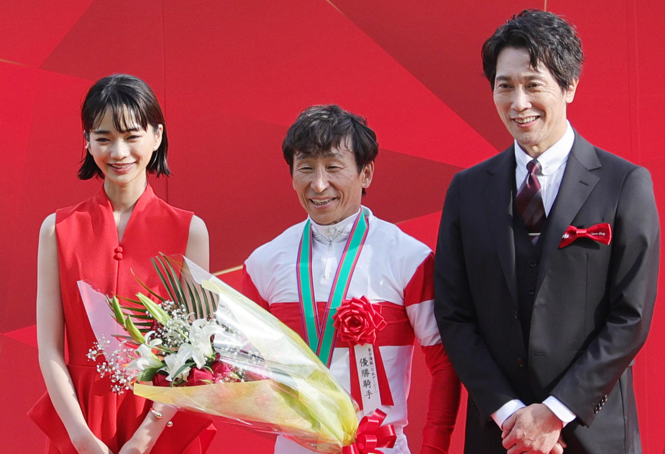 ダービーを制し、プレゼンターの見上愛（左）、佐々木蔵之介（右）と記念撮影する横山典弘騎手